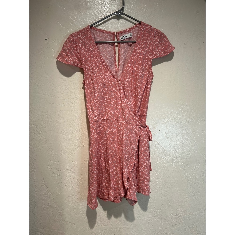 Hollister Womens Floral Wrap Romper Coral Pink‎ Short Sleeve V-Neck XS